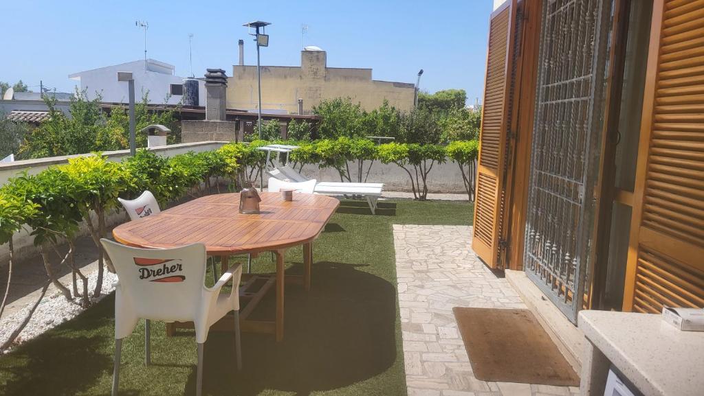 Giardino privato e tavolo all'aperto Apartment Gaia Nardò