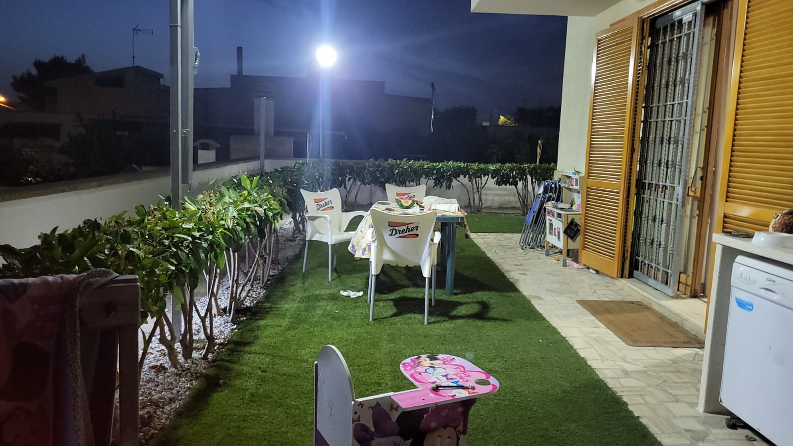 Giardino serale illuminato con tavolo Apartment Gaia